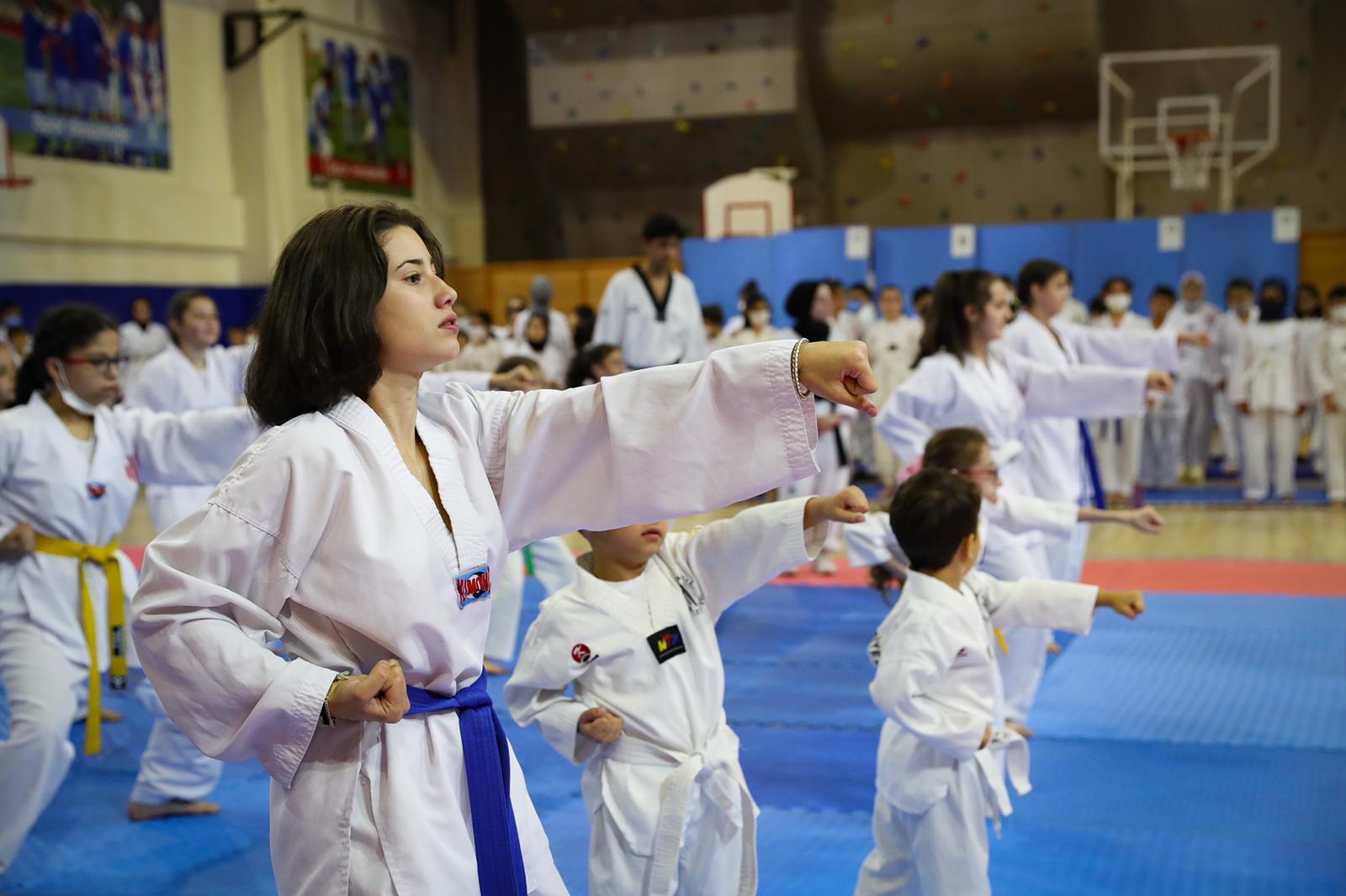 59113-baskan-yildirim-taekwondo-sporcularinin-kusak-20211002-094057-umraniye-fotogaleri_800x600.jpeg