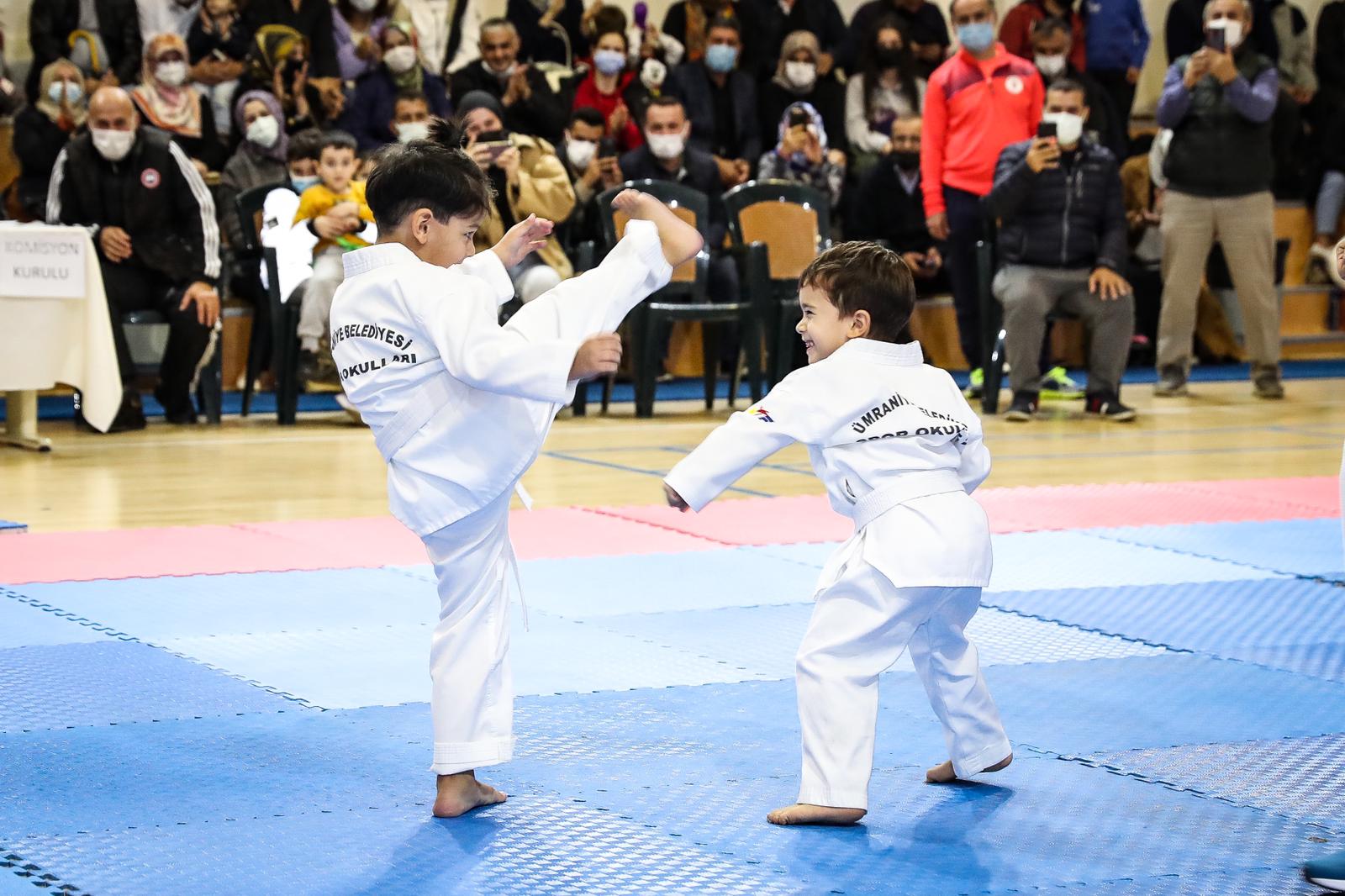 59120-baskan-yildirim-taekwondo-sporcularinin-kusak-20211002-094120-umraniye-fotogaleri_800x600.jpeg